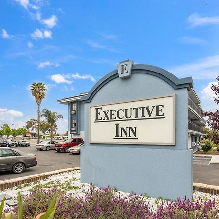 Executive Inn Милпитас Экстерьер фото