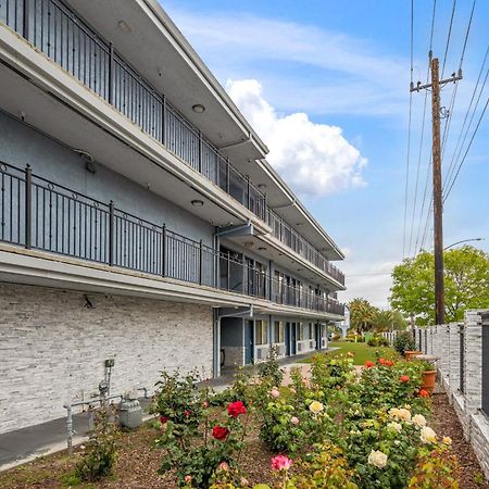 Executive Inn Милпитас Экстерьер фото