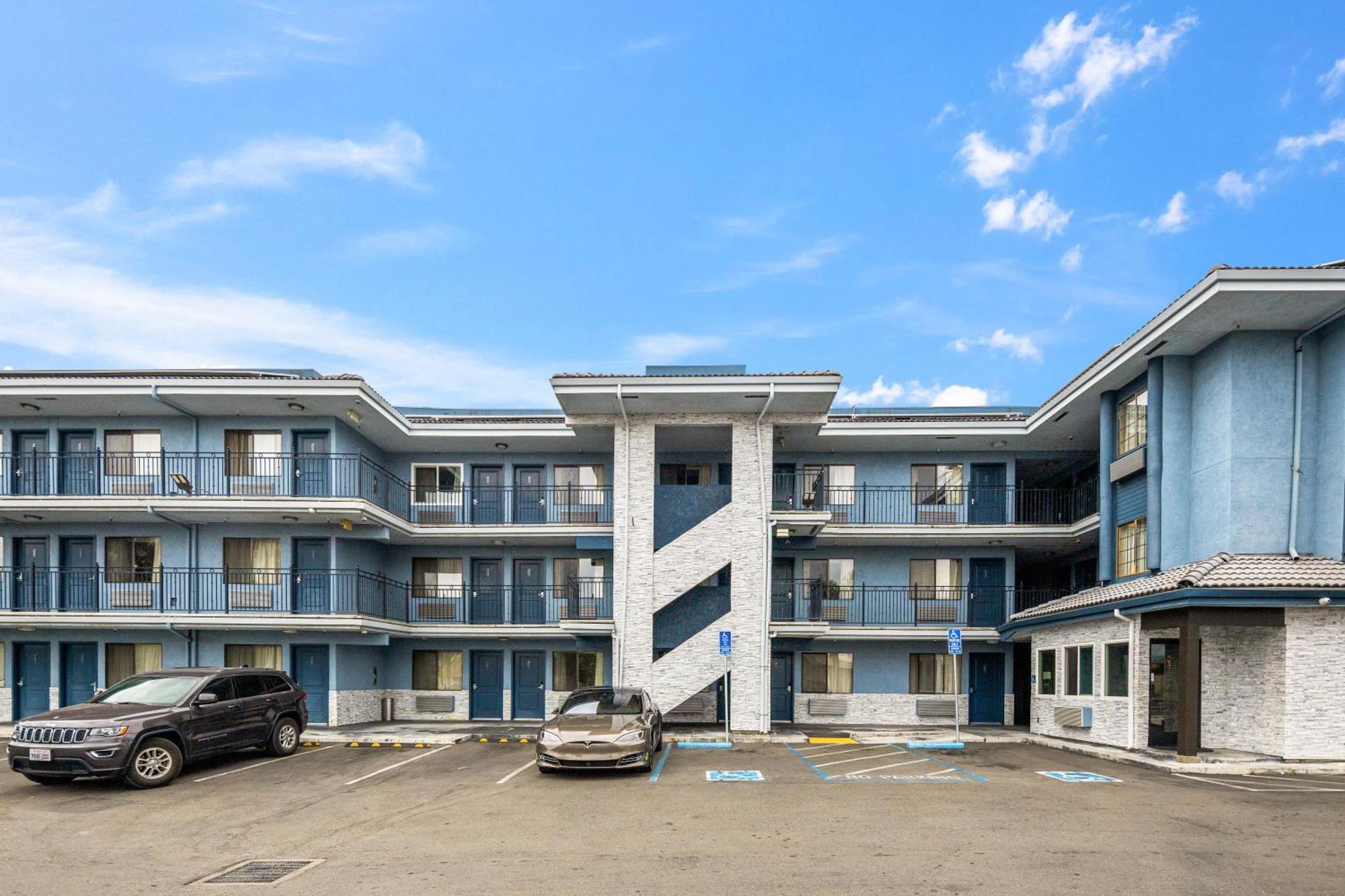 Executive Inn Милпитас Экстерьер фото