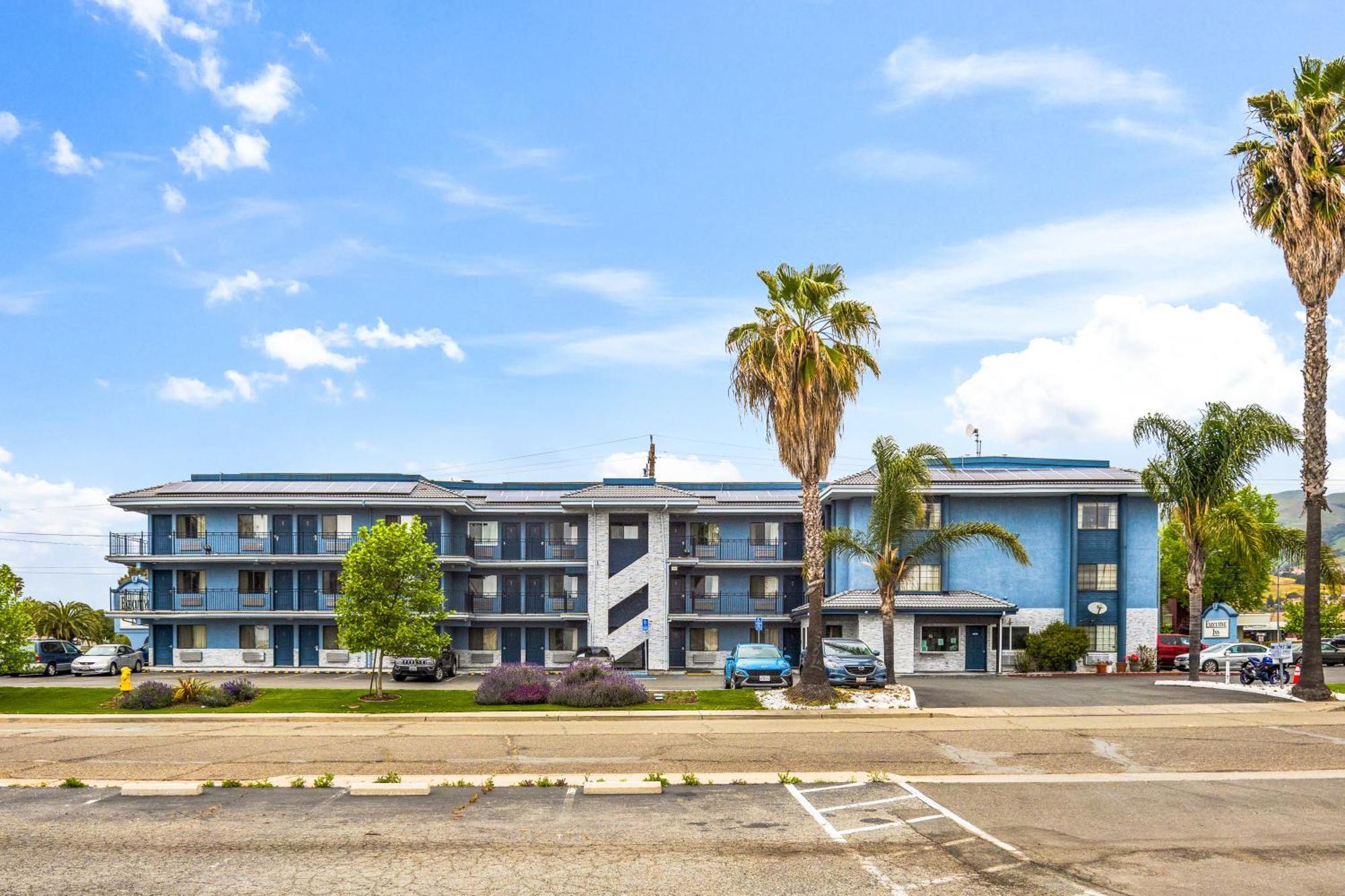 Executive Inn Милпитас Экстерьер фото