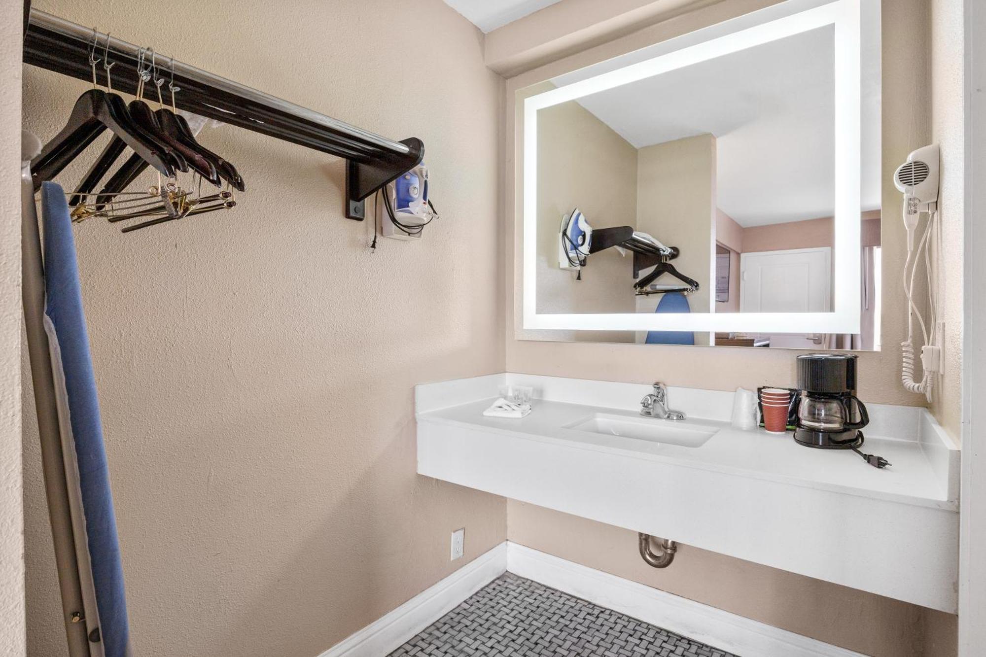 Executive Inn Милпитас Экстерьер фото