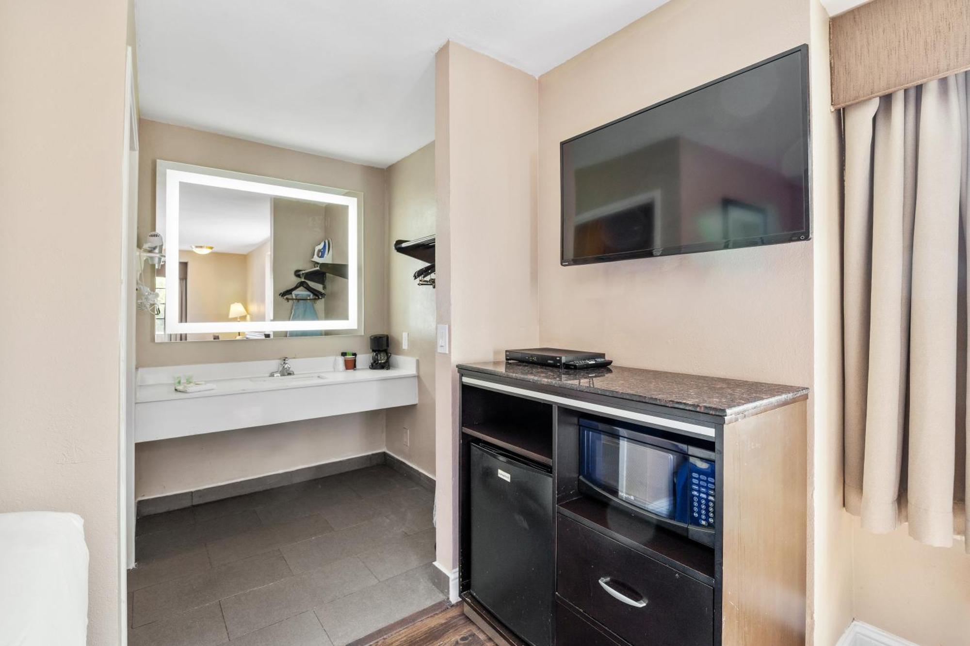 Executive Inn Милпитас Экстерьер фото