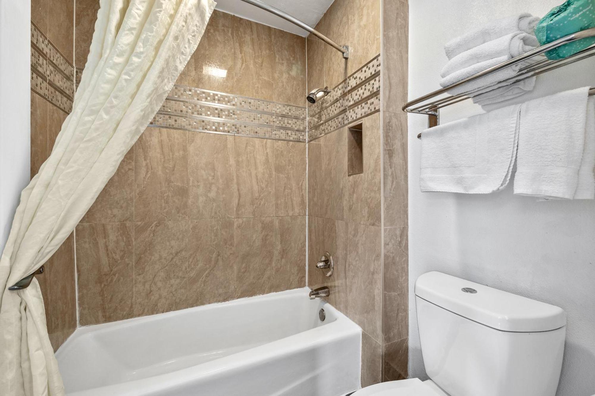 Executive Inn Милпитас Экстерьер фото