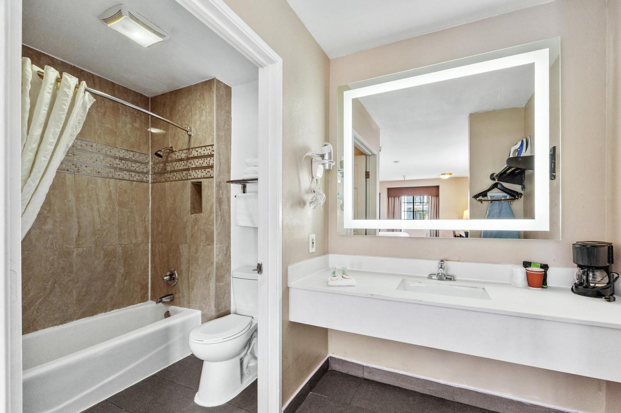 Executive Inn Милпитас Экстерьер фото